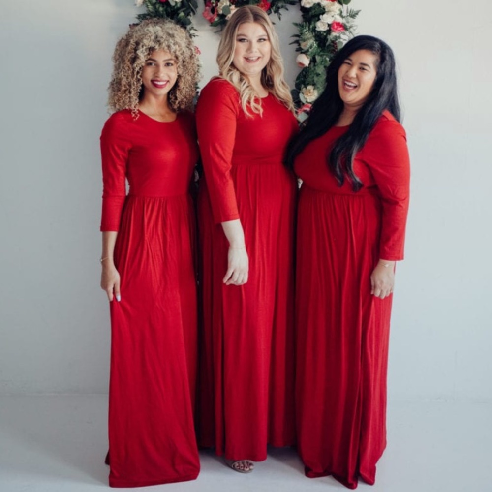 Red Holiday Maxi Dress with 3/4 Sleeves ❤️🤩 - Picture 2 of 9